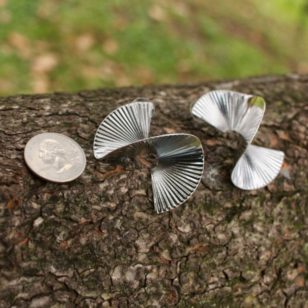 New ANTHRO simple geometric S shape stud earrings - Picture 8 of 11